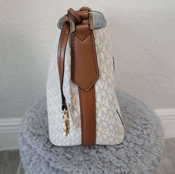 Michael Kors Bucket Bag - Picture 4 of 7